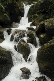 山间溪流潺潺 水花飞溅