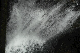 瀑布水流倾泻壮观景象