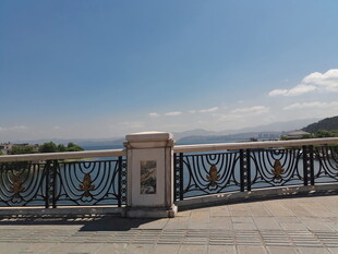 河畔精美护栏与蓝天景致