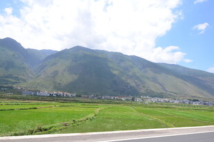 草原远山风景图