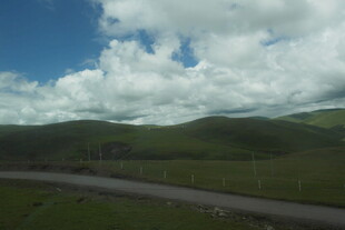 山间公路 蓝天白云绿野