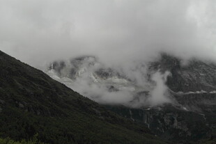 云雾缭绕的山峦美景