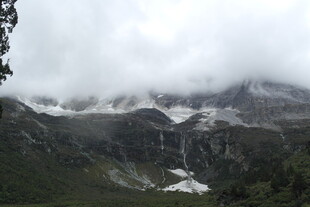 云雾缭绕的壮美山间景色