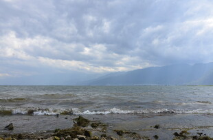 海边云雾缭绕的壮阔景致