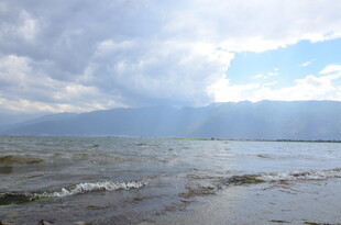 海边云雾缭绕的壮阔景象