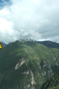 空中俯瞰葱郁山峦