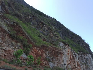 陡峭山崖的自然景致