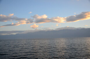 湖畔晚霞下的宁静水面