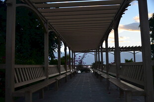 黄昏下的木质长廊景观