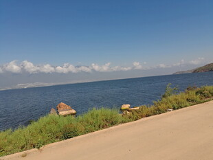 海边公路旁的辽阔蓝色水域