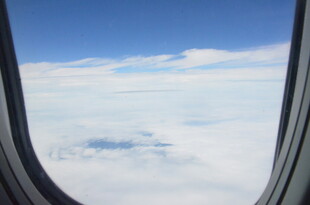 机窗外的蓝天与云海