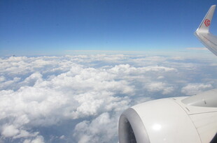 飞机窗外的云海景致