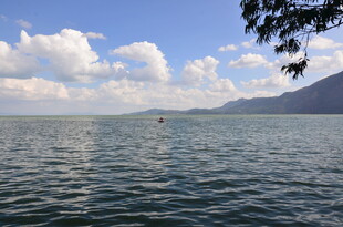 湖畔风光 蓝天白云伴轻舟