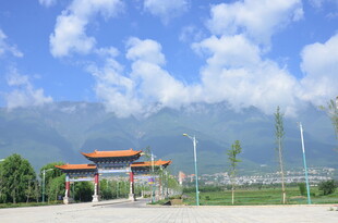 中式门楼前的山水风光