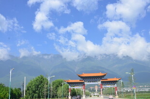 中式建筑前的蓝天白云美景