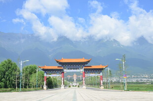 中式牌坊立于开阔天地间