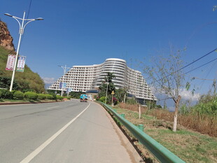 城市道路旁的现代建筑群