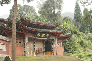 古雅寺庙 隐于青山绿树间