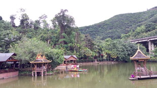 湖畔傣式风情建筑景观