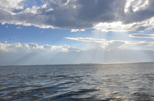 海面阳光穿透云层美景