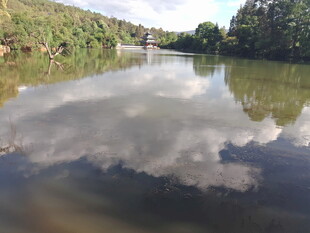 宁静湖水映蓝天白云