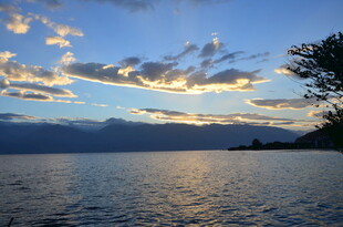 湖畔日落美景