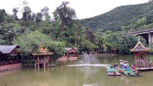 山水间的湖畔亭阁与游船