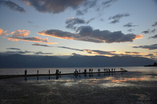 海边日落时的栈桥风景