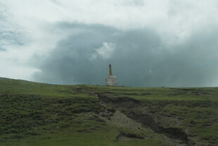 草原上的孤独灯塔