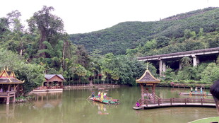 湖畔山间景 古朴小屋伴舟