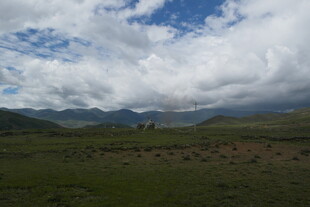 草原山峦间的蓝天白云