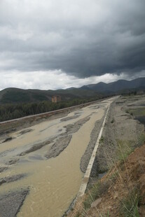 山间浑浊河流 天色阴沉