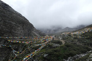 山间经幡 云雾缭绕美景