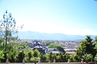 俯瞰中式村落景观