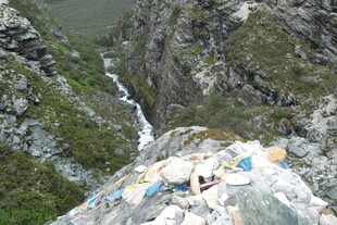 悬崖露营者俯瞰壮美山谷