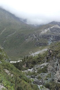 云雾缭绕的山间景色