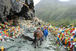 山间经幡路 旅人骑马行