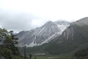 雪山风光 山间绿意点缀