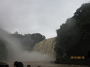 雨中壮观瀑布景观