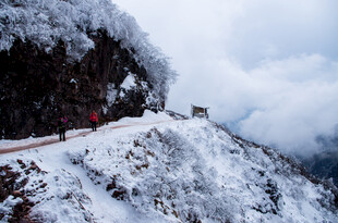 雪山栈道上的徒步者