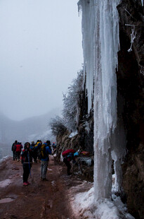徒步者赏路边壮观冰柱