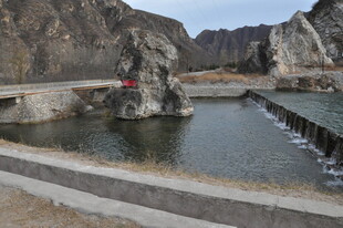 山间水潭与石桥景观