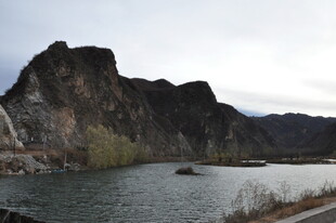 山水相依的自然美景