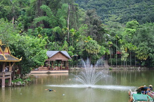湖畔园林美景 喷泉映古建