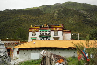 藏式建筑屹立山间