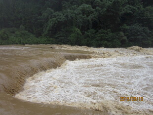 湍急河流奔腾于山林间