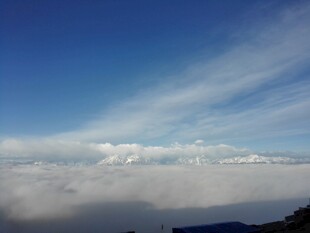 云海之上的蓝天美景