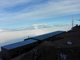 高山云海中的建筑景观