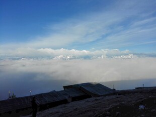 山顶云海中的小屋