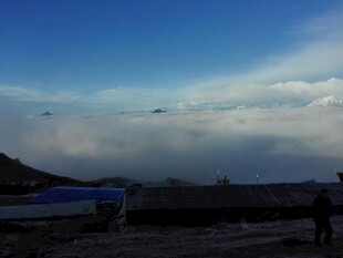 沙漠中的奇异天空景象